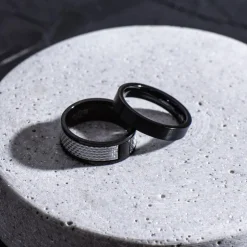 Schwarzer Edelstahlring mit Carboneinlage R5072SL