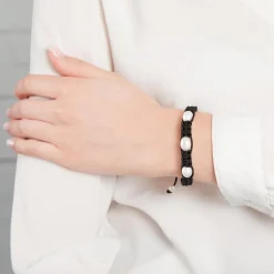 Schwarzes Textilarmband mit weißen Perlen TXB0107