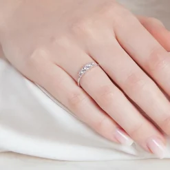 Zirkoniabesetzter Ring für Damen aus 925er Silber SR0496