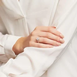 Zirkoniabesetzter Verlobungsring aus 925er Silber VR0452